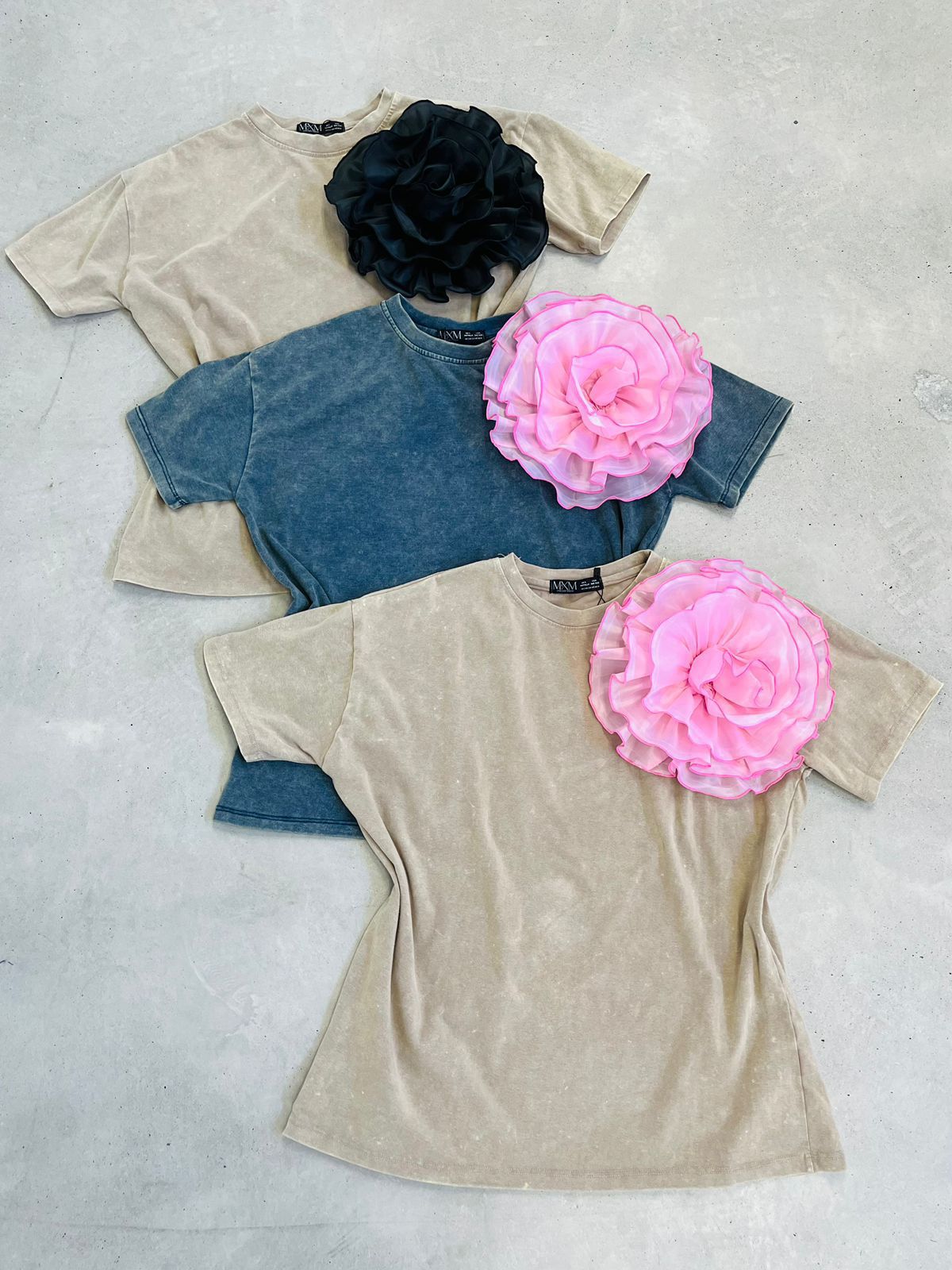 TSHIRT BEIGE DEGRADADA UNITALLA CON APLICACIÓN EN FLOR ROSA