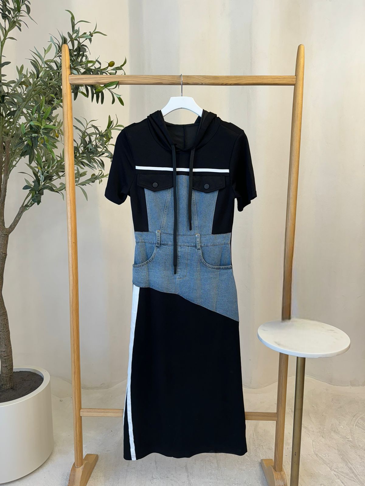 VESTIDO TIPO PANTS NEGRO CON DENIM Y GORRO CON JARETA , CIERRE AL COSTADO