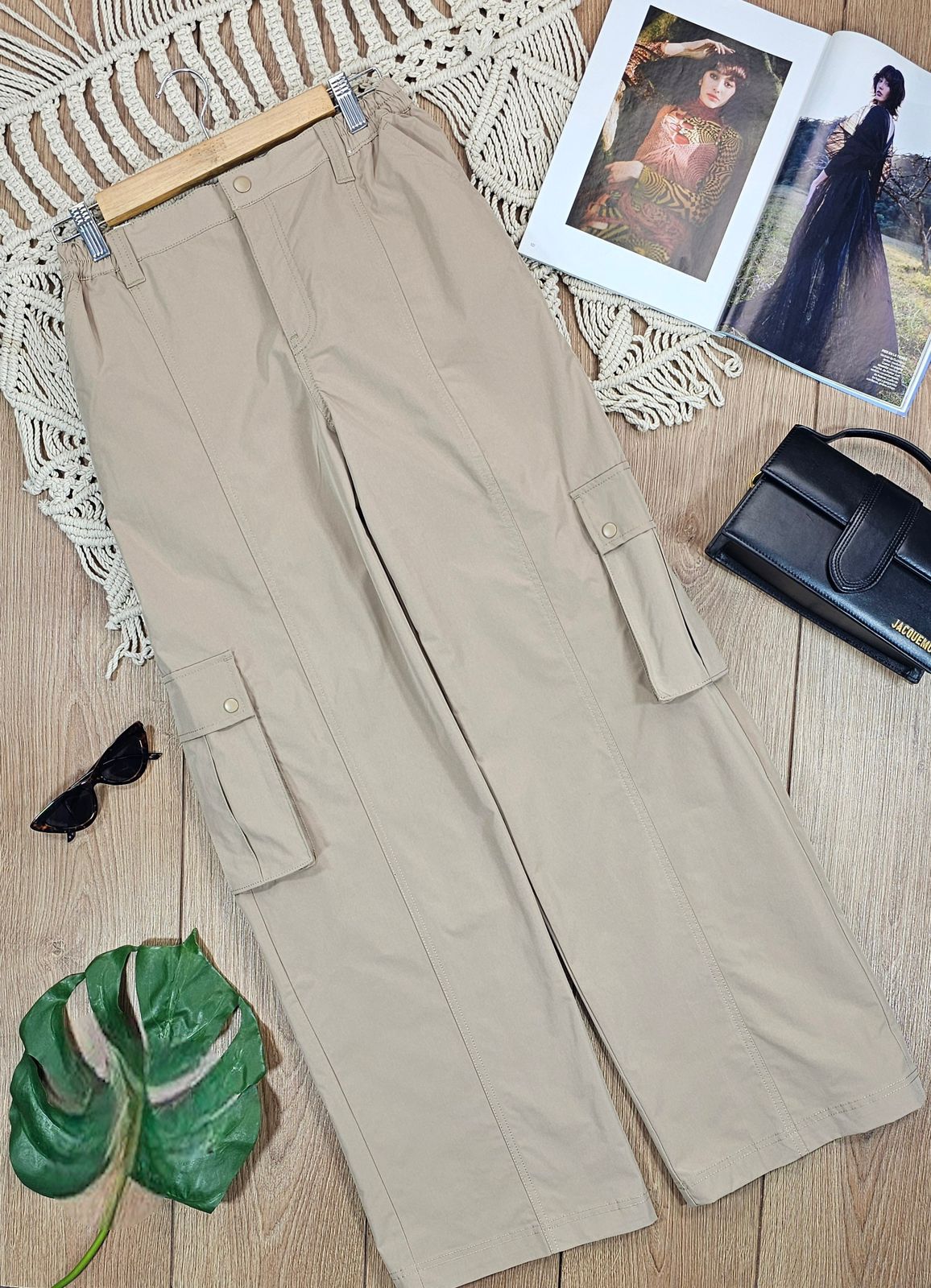 PANTALON TIPO CHAMARRA CON BOLSAS CARGO A LOS COSTADOS BEIGE