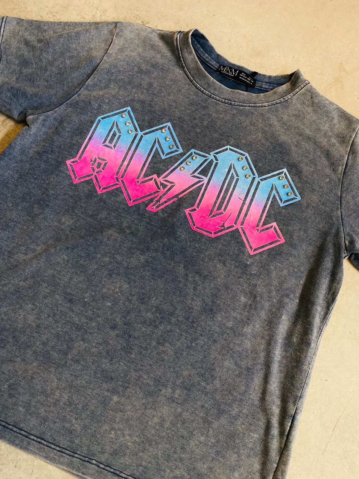 TSHIRT GRIS UNITALLA DEGRADADA CON ESTAMPADO ACDC Y APLICACIÓN EN LETRAS