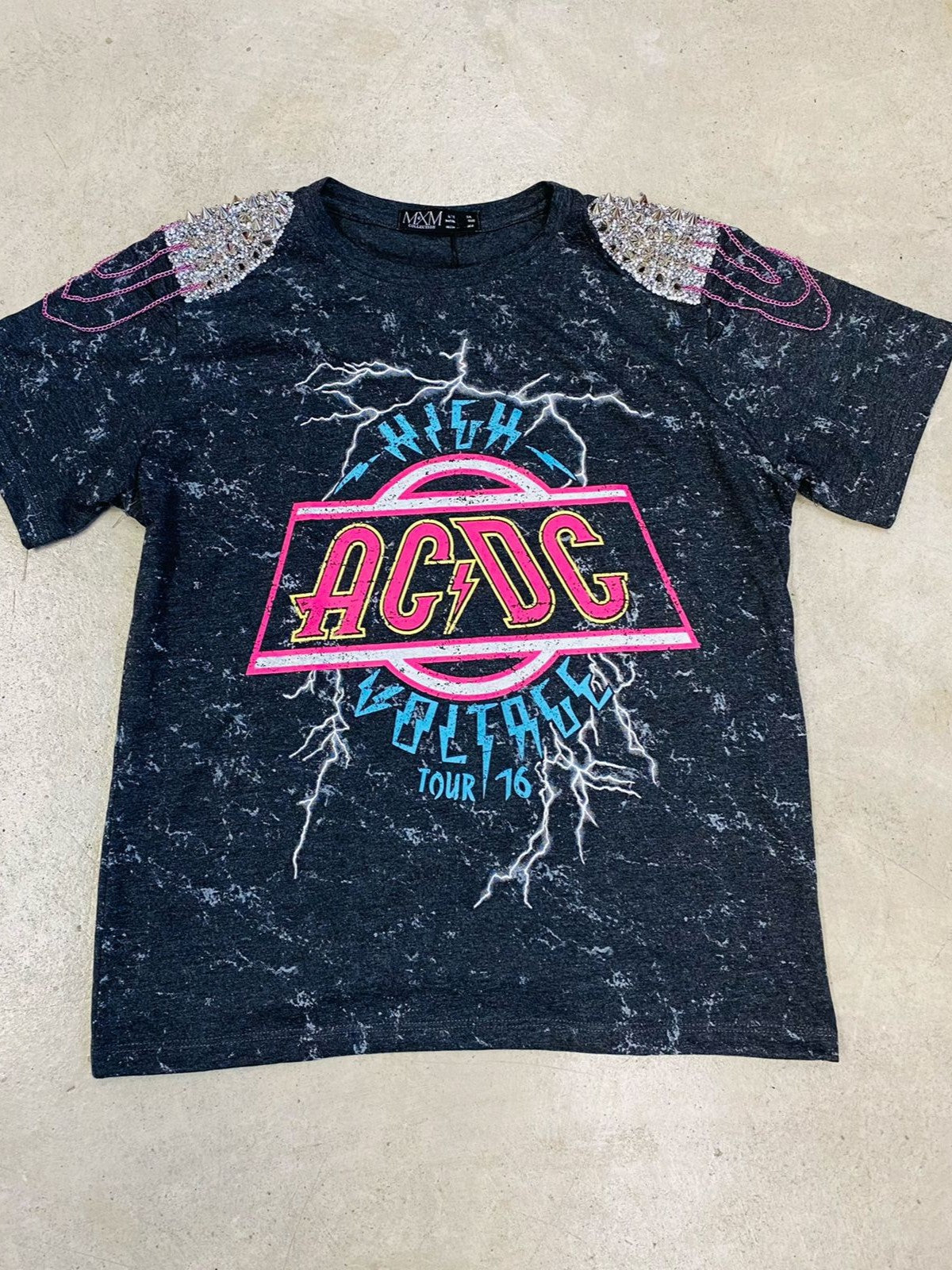 TSHIRT NEGRA ESTAMPADA ACDC CON APLICACIONES EN HOMBRERAS