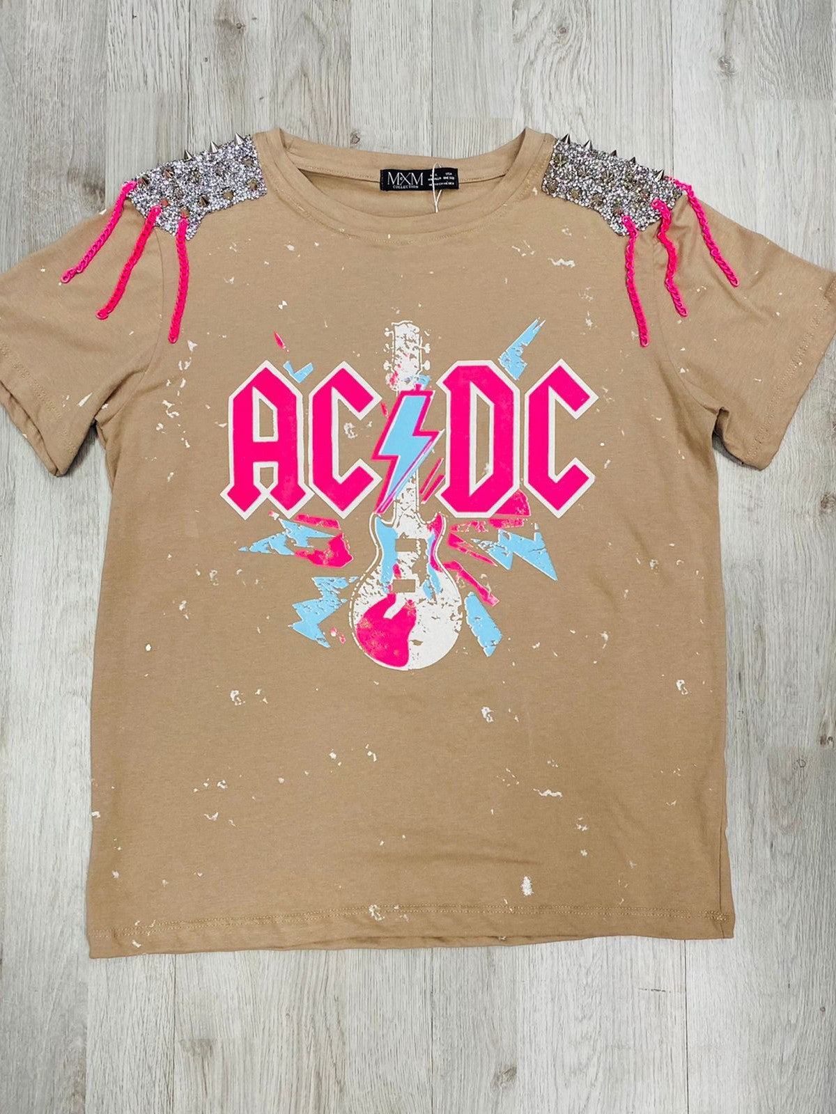 TSHIRT BEIGE ACDC EN ROSA APLICACIONES EN HOMBRERAS