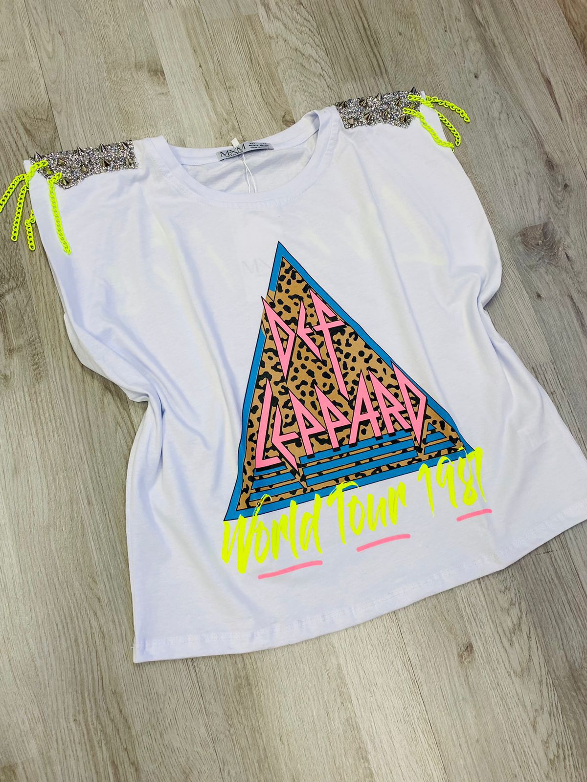 TSHIRT DEFLEPPARD BLANCA CON LIMA Y APLICACIONES EN HOMBRERAS