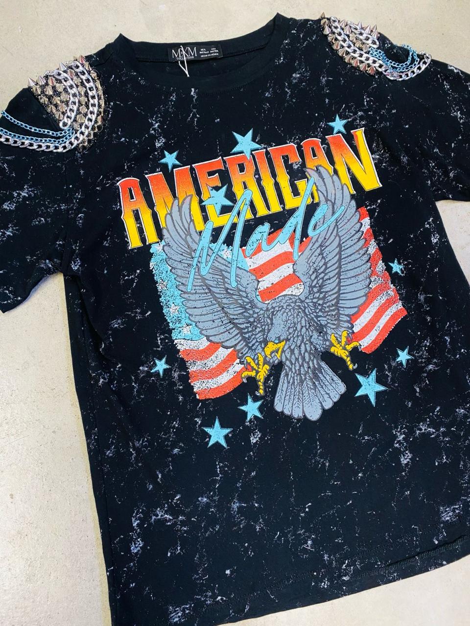 TSHIRT ESTAMPADA AMERICAN NEGRA CON APLICACIÓN EN HOMBRERAS