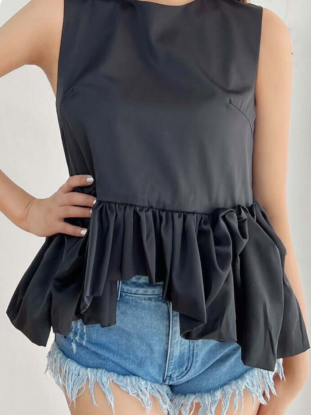 BLUSA NEGRA SATIN CON OLÁN EN CINTURA