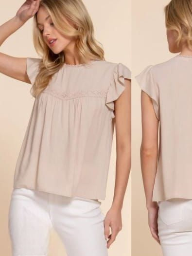 BLUSA BEIGE MANGA CORTA CON OLAN Y BORDADO EN PECHO Y CUELLO