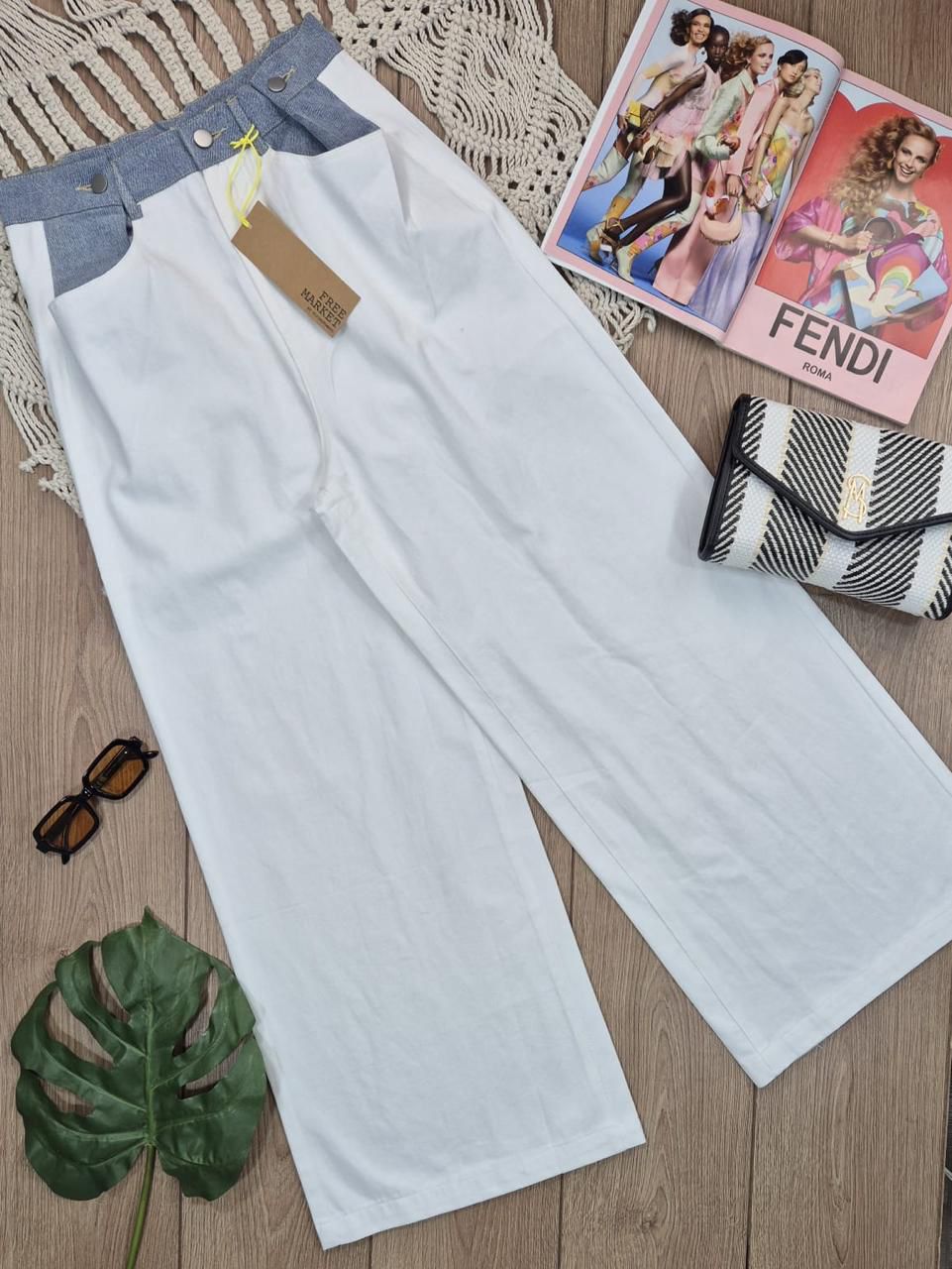 PANTALON BLANCO DE MEZCLILLA CORTE RECTO CON PRETINA EN DENIM