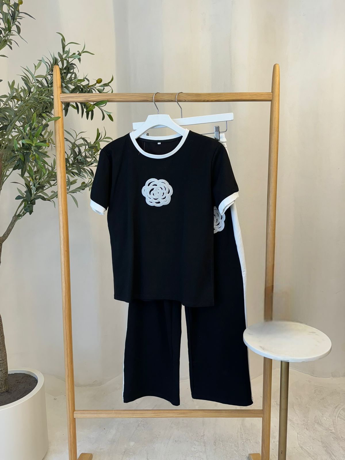 SET PANTALON Y PLAYERA MANGA CORTA CON APLICACIÓN EN FLOR NEGRO CON BLANCO