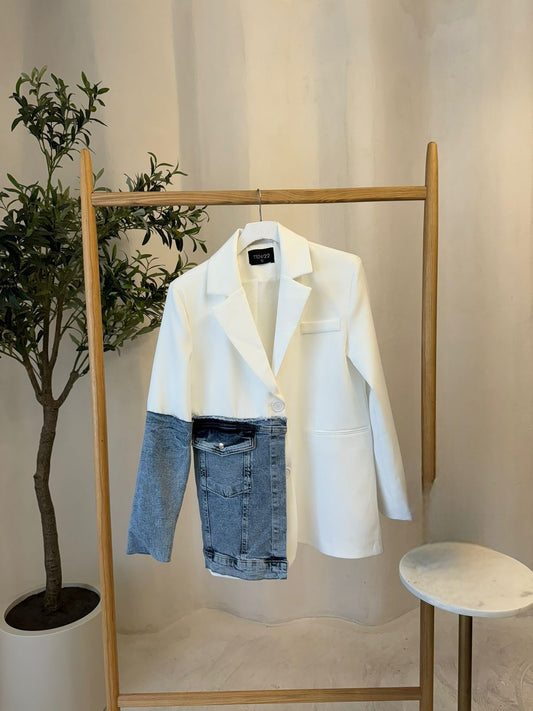 BLAZER DE VESTIR BLANCO CON DENIM ENFRENTE Y EN MANGA