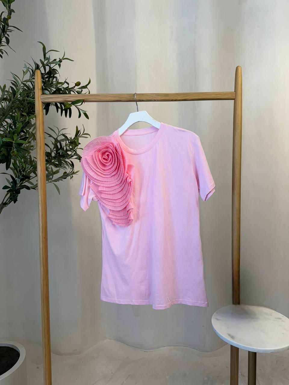 TSHIRT UNITALLA ROSA CON APLICACIÓN EN FLOR