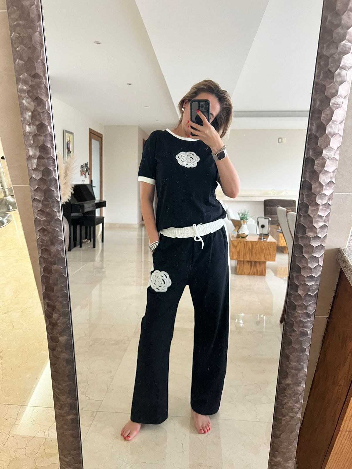 SET PANTALON Y PLAYERA MANGA CORTA CON APLICACIÓN EN FLOR NEGRO CON BLANCO